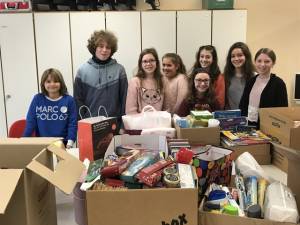 Schülerinnen und Schüler der 6c mit den Spenden für die Tafel