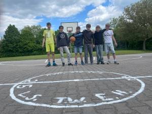 Siebtklässler auf dem Pausenhof