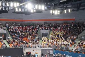 Mehr als die halbe KvFG-Schülerschaft feuert die Handball-Frauen an