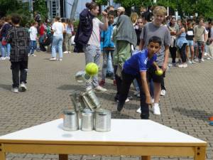 Dosenwerfen-Station am Rande des Tischtennisturniers