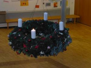 Großer Adventskranz in der KvFG-Aula