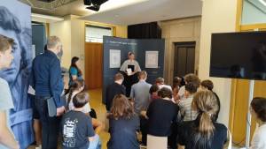 SchülerInnen des KvFG in der Ausstellung