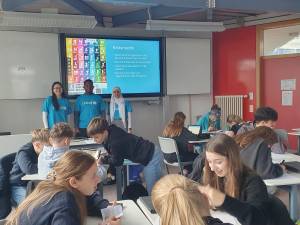 Besuch der Unicef-Hochschulgruppe in der 8b
