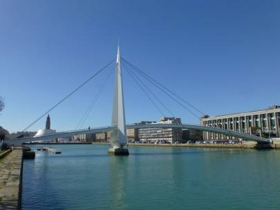 Brücke über das alte Hafenbecken in Le Havre