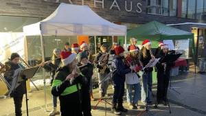 Die KvFG-Bigband spielt auf dem Dußlinger Weihnachtsmarkt