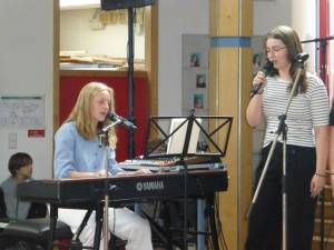 Emma und Jil singen selbst komponiertes Lied beim Schulfest
