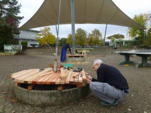 Zwei weitere Bänke auf dem Schulhof werden während der Kurzprojektphase gebaut