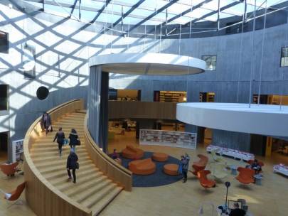 Die moderne Stadtbibliothek, die von Oscar Niemeyer gebaut wurde